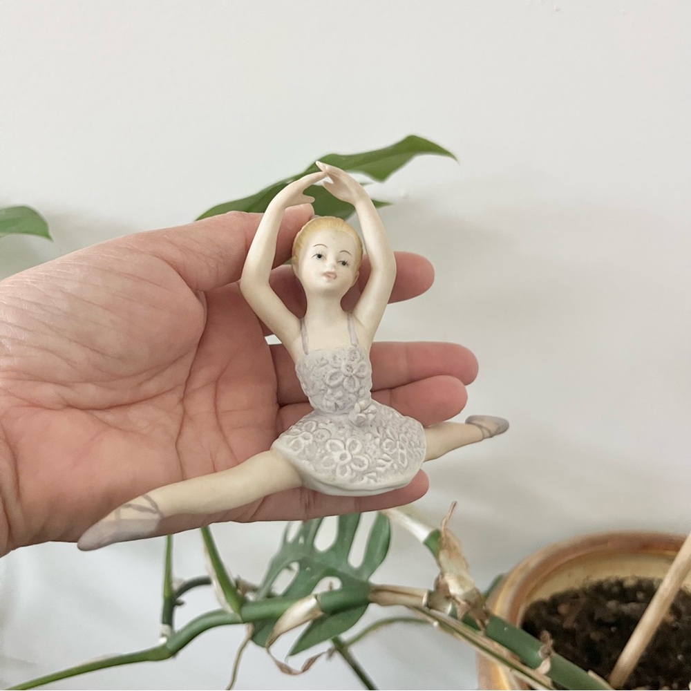 Porcelain Ballerina Figurine in Light Purple Lilac Dress Ceramic Splits EC - Picture 4 of 5
